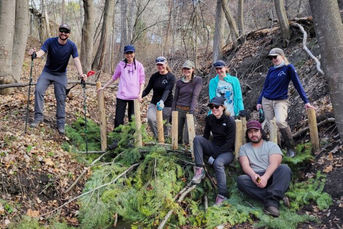 Le personnel de la CIC et d’autres participants ont assisté à un atelier en 2023 à Washington, où ils ont appris à installer des structures imitant les barrages de castors.