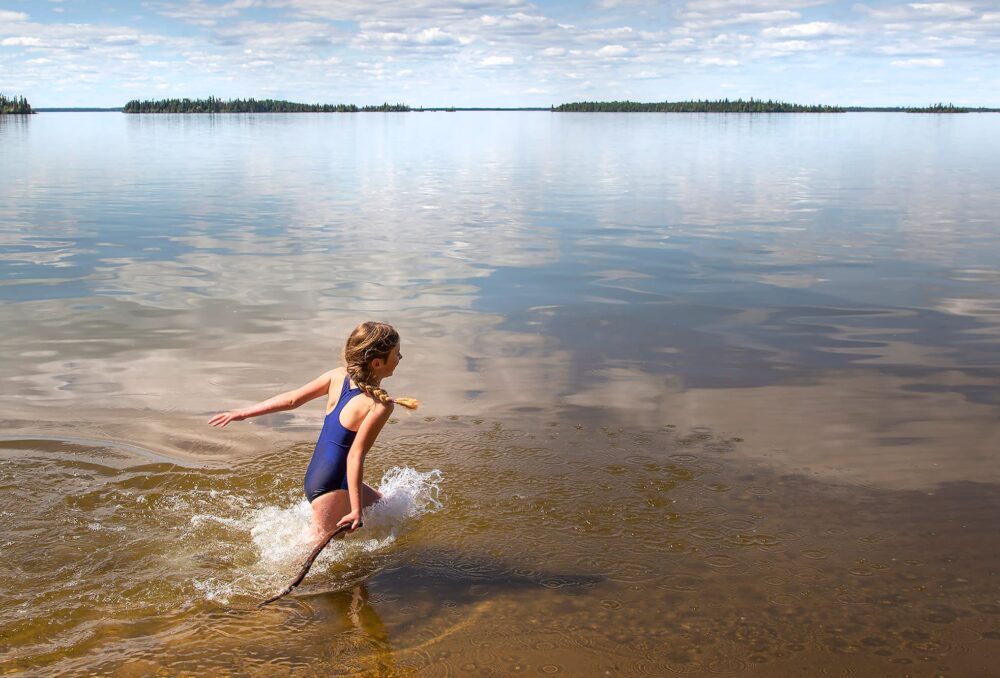 Une fille se jette dans un lac