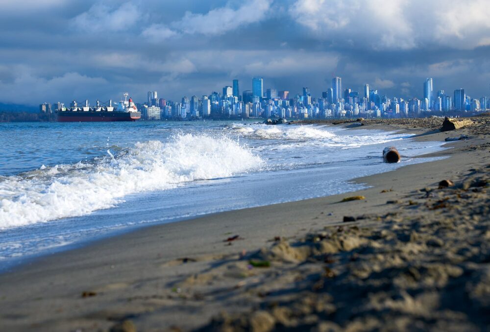 À Vancouver, de puissantes vagues viennent se fracasser contre la côte le long de la plage des bancs Spanish lors d’une tempête automnale. Près d’un demi-million de personnes vivent à cinq mètres ou moins du niveau de la mer, ce qui les expose aux phénomènes météorologiques extrêmes.