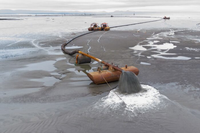 CIC met à profit un pipeline de livraison des sédiments temporaire pour pomper les sédiments dragués du Fraser dans la zone intertidale sud de l’île Lulu.